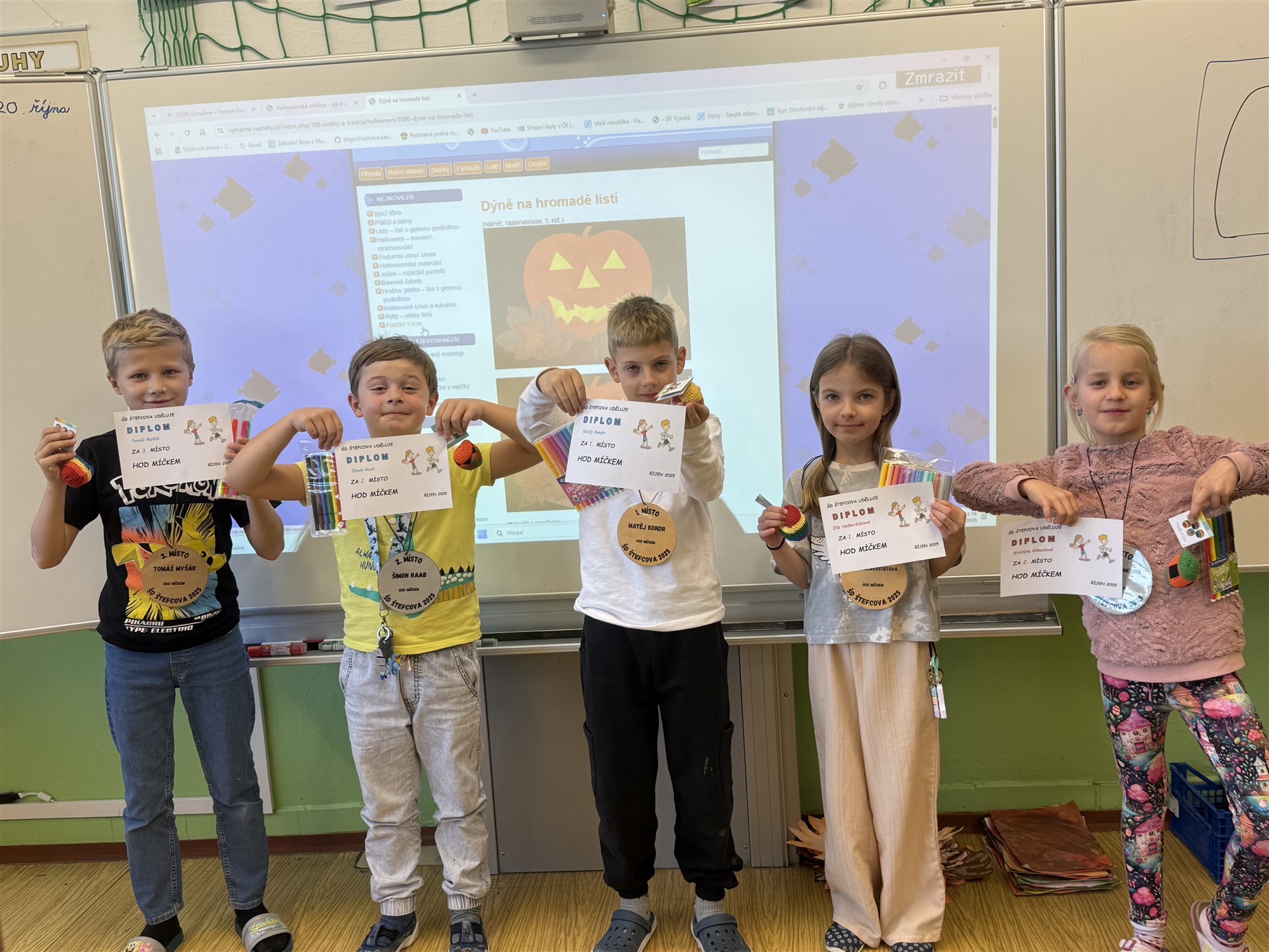 Hází celá družina 