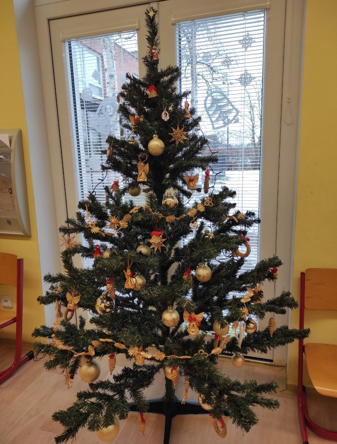 Zdobení stromečku v herně