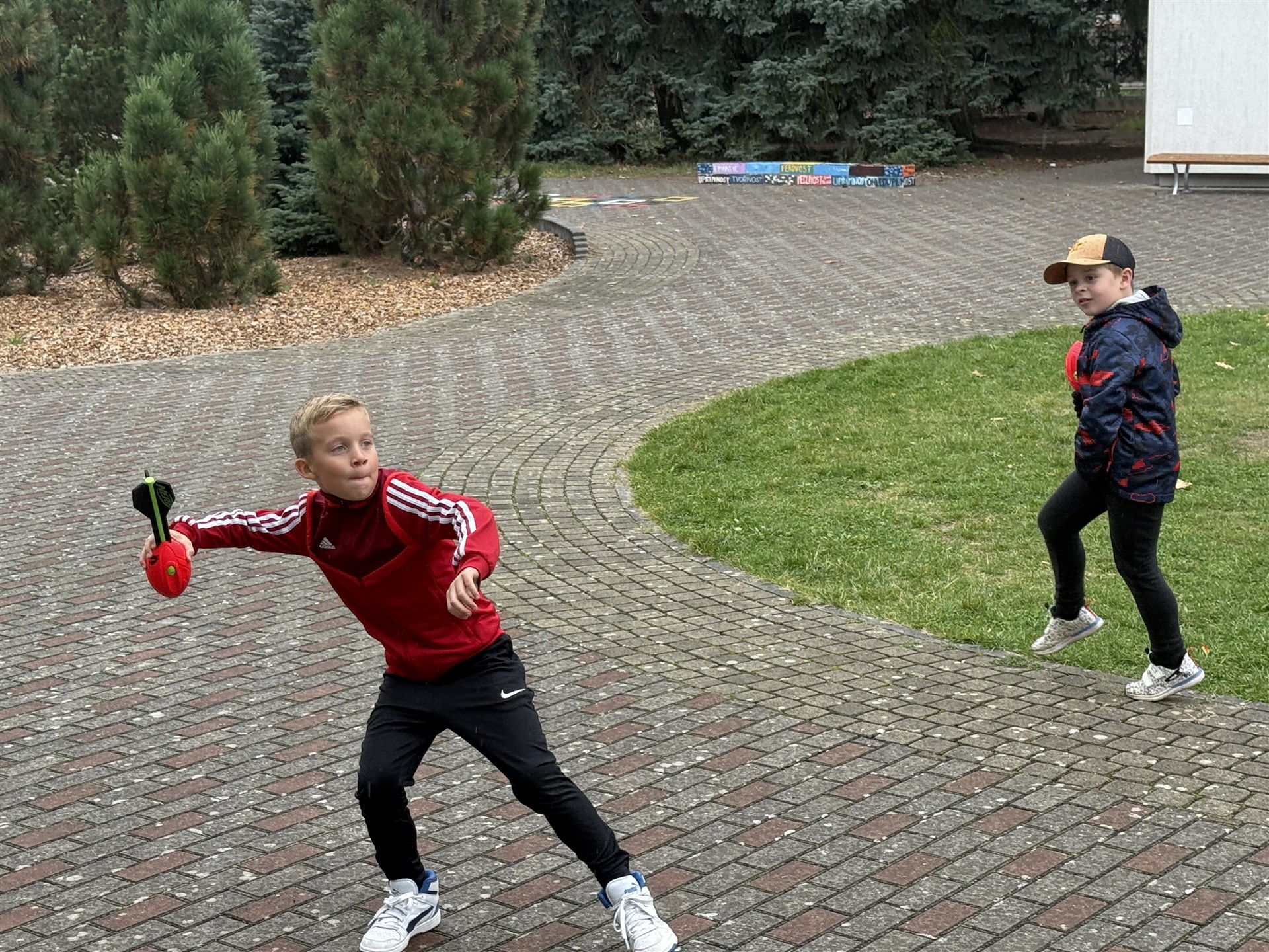 Hází celá družina 