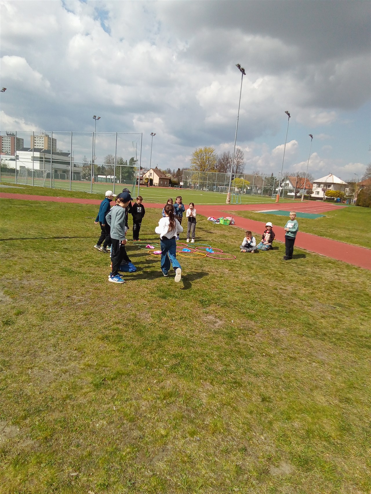 Stačí obruče a šatky