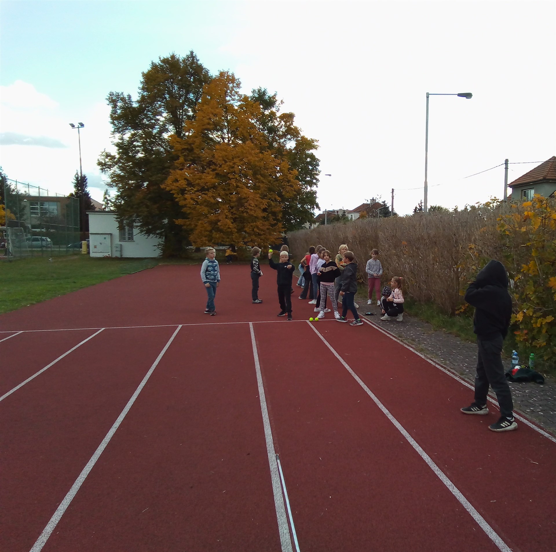 Hází celá družina 