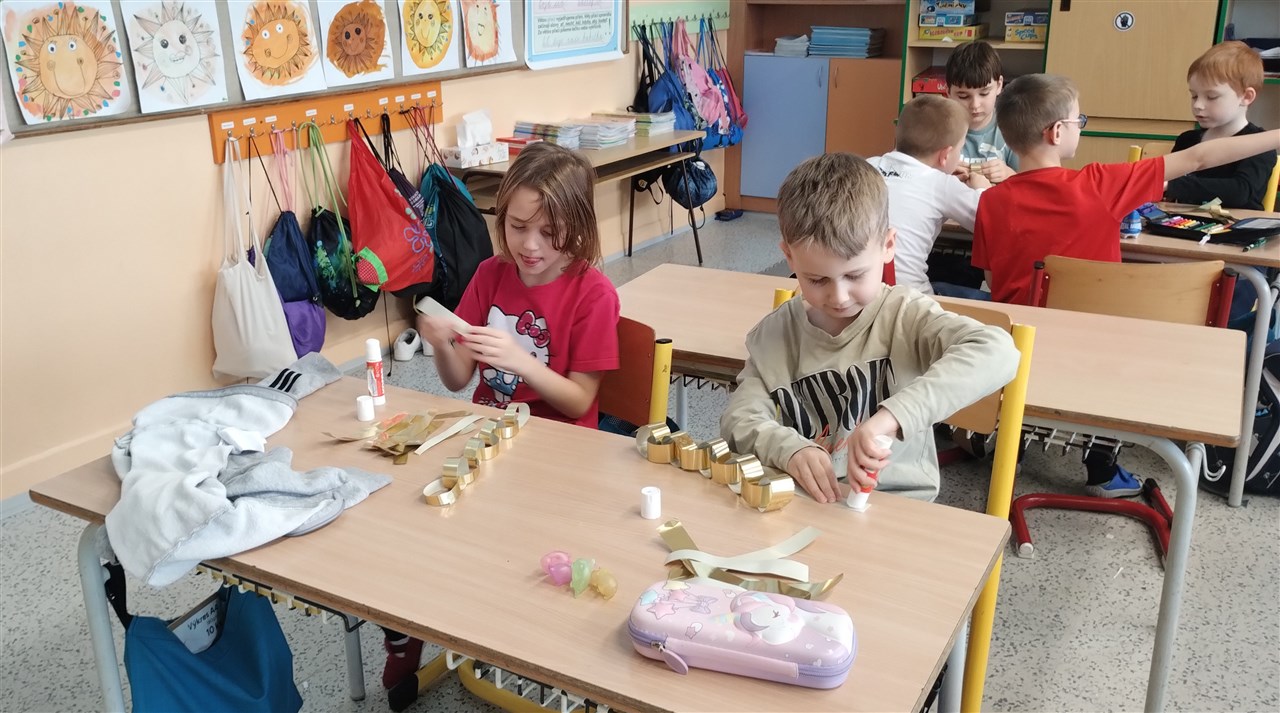 Výroba papírových řetězů 