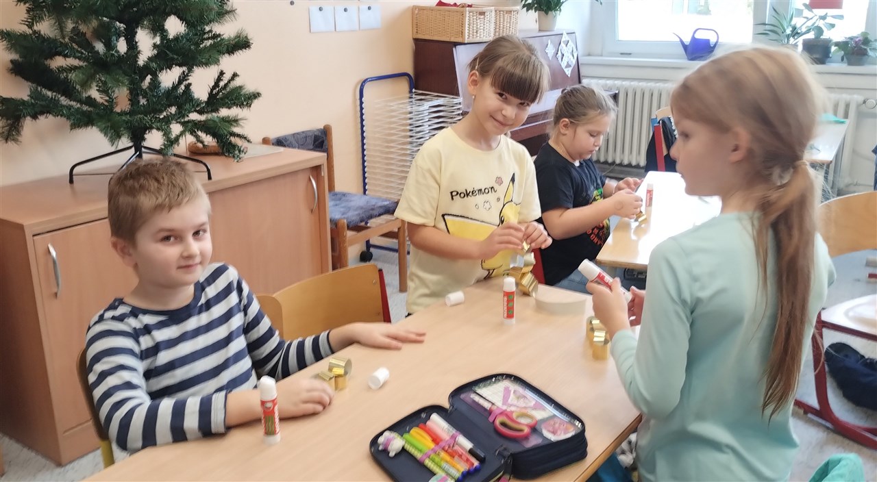 Výroba papírových řetězů 