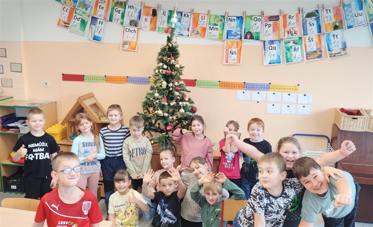 Společná fotka u stromečku 