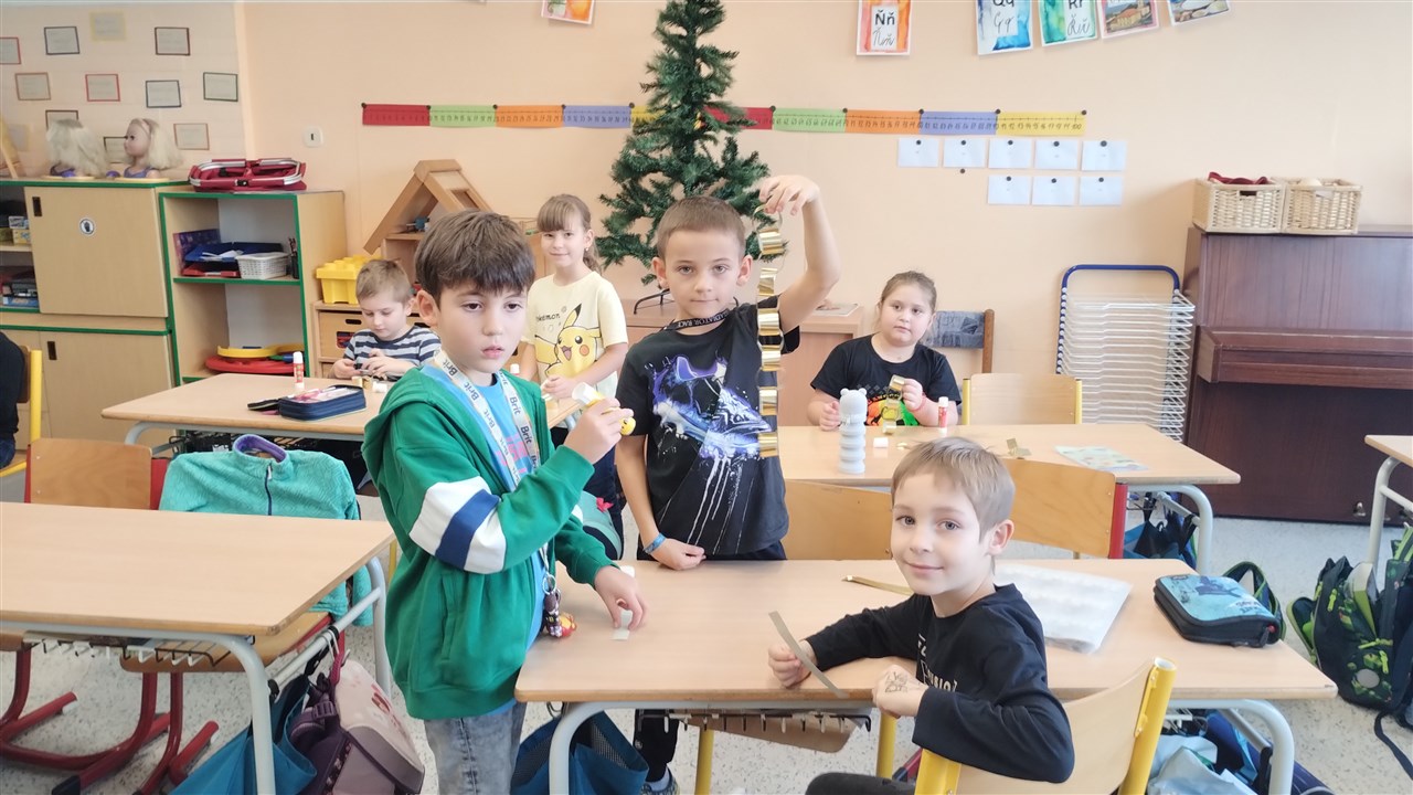 Výroba papírových řetězů 