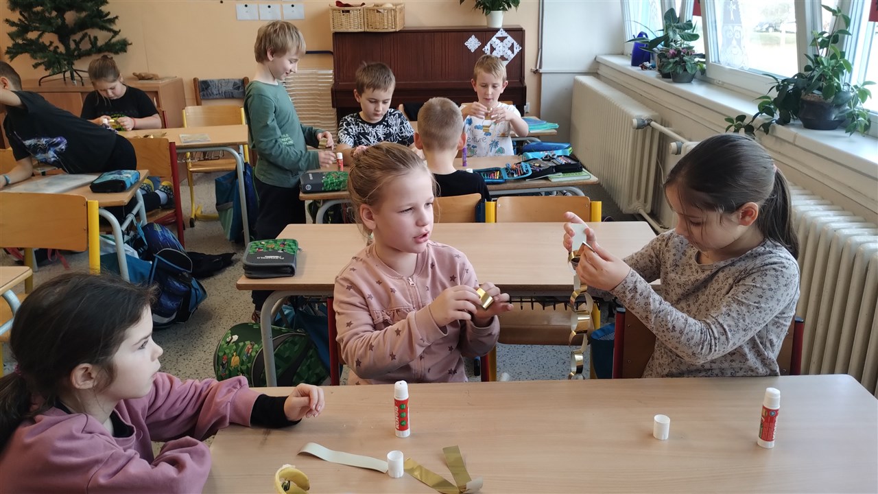 Výroba papírových řetězů 