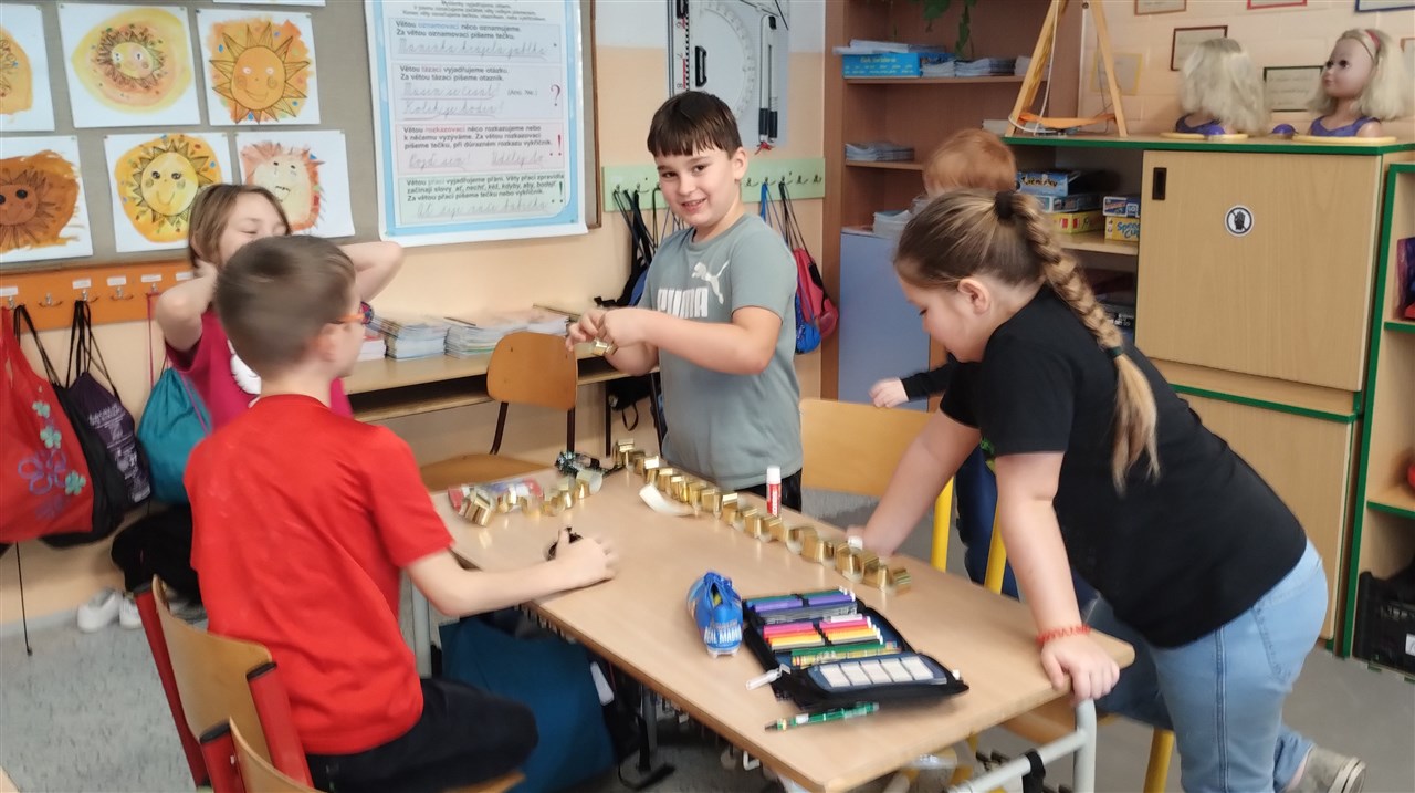 Výroba papírových řetězů 