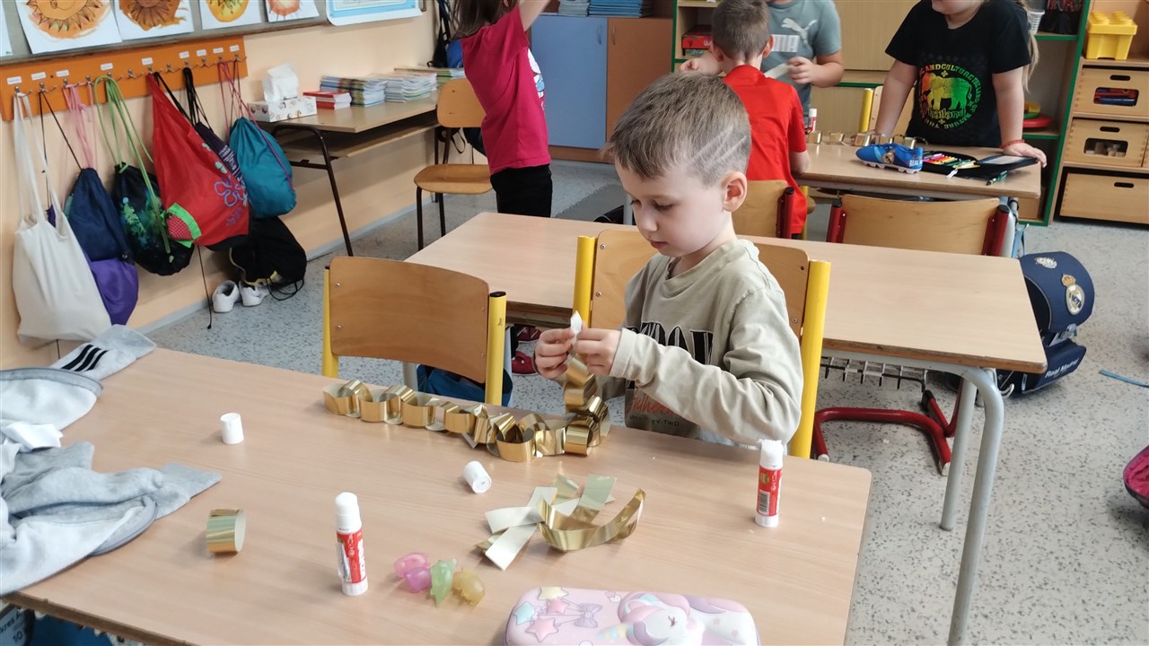 Výroba papírových řetězů 