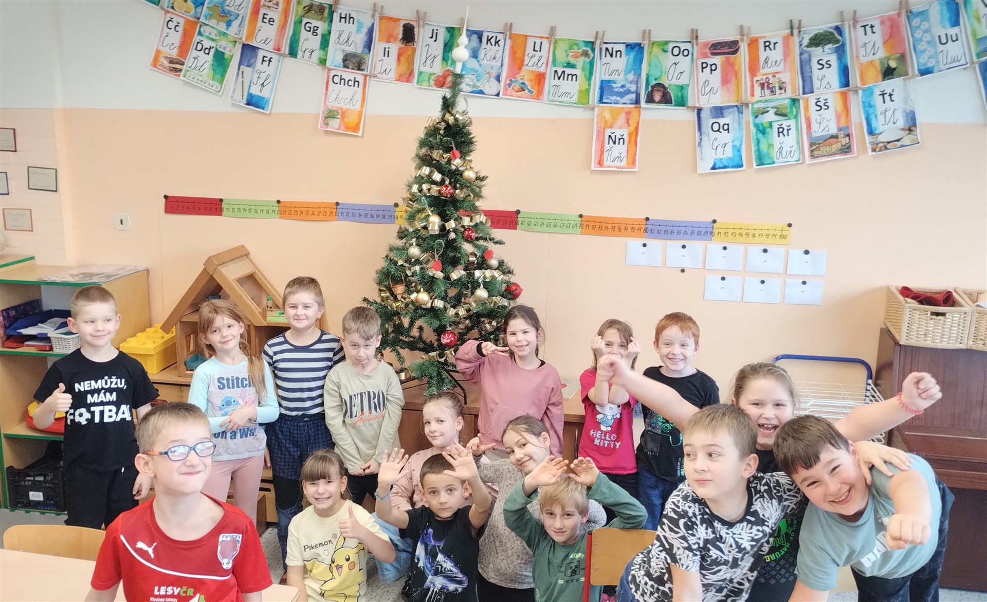 Zdobení vánočního stromečku 