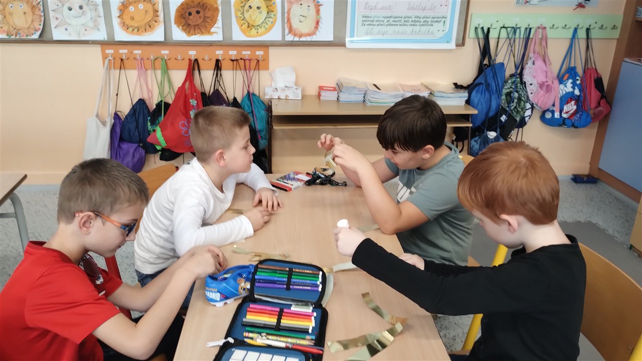 Výroba papírových řetězů 