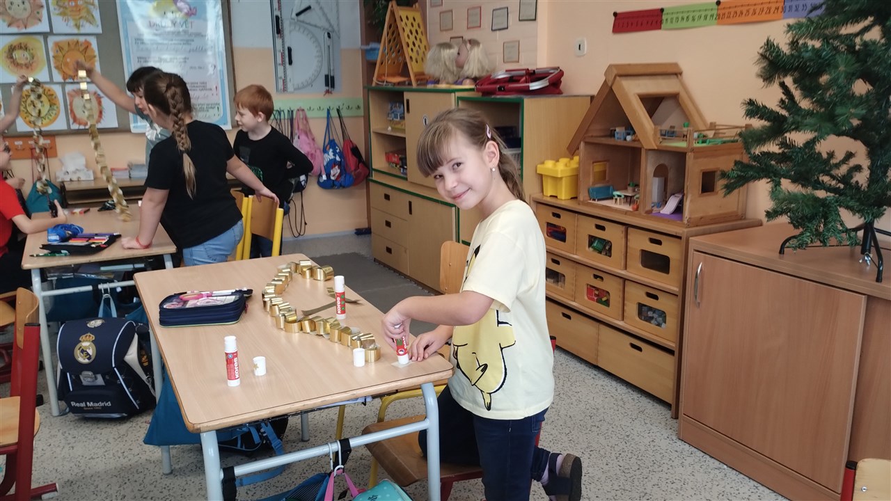 Výroba papírových řetězů 