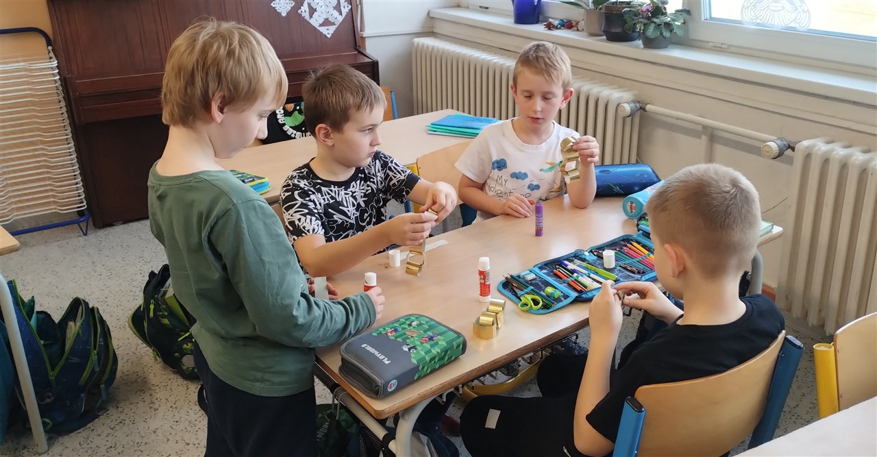 Výroba papírových řetězů 