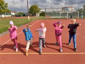 Hází celá družina (hod tenisákem, tenisák z papíru, hod raketou) - říjen 