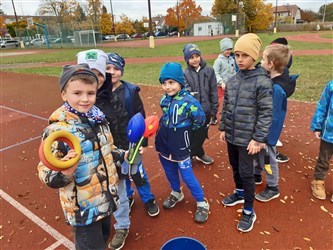 Hází celá družina (hry: čára, hod na cíl raketou a ringo kroužkem) - říjen