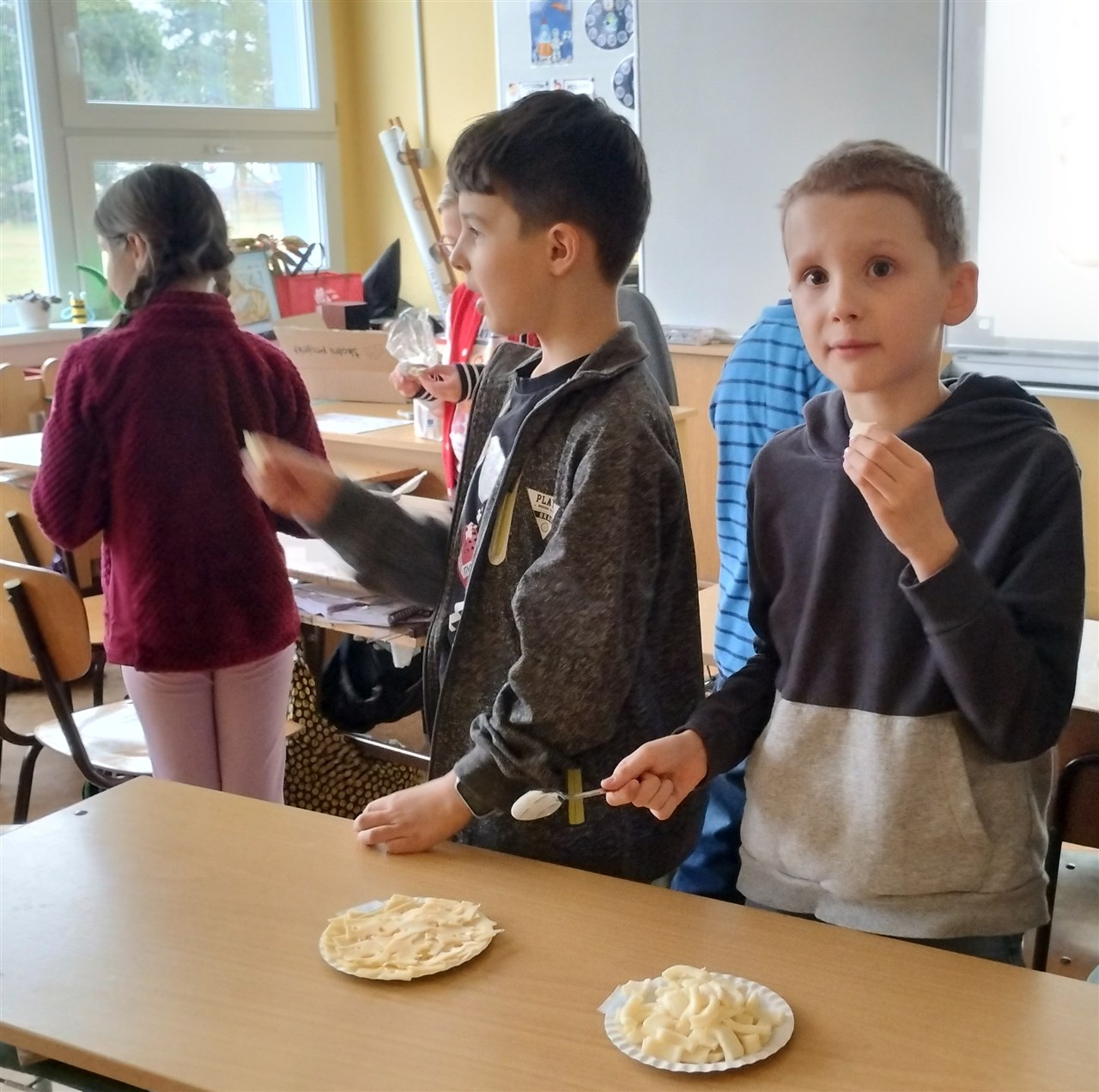 Pečlivé ochutnávání jednotlivých druhů sýrů 