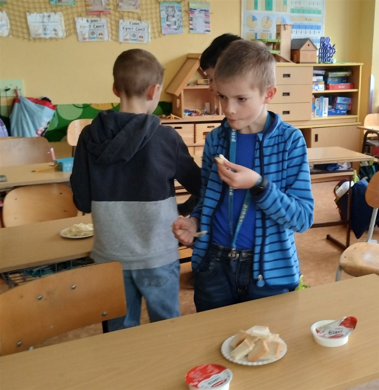 Pečlivé ochutnávání jednotlivých druhů sýrů 