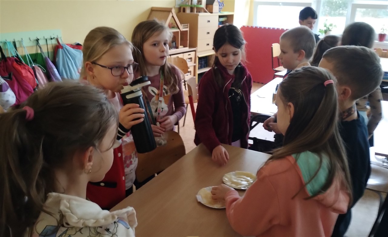 Pečlivé ochutnávání jednotlivých druhů sýrů 