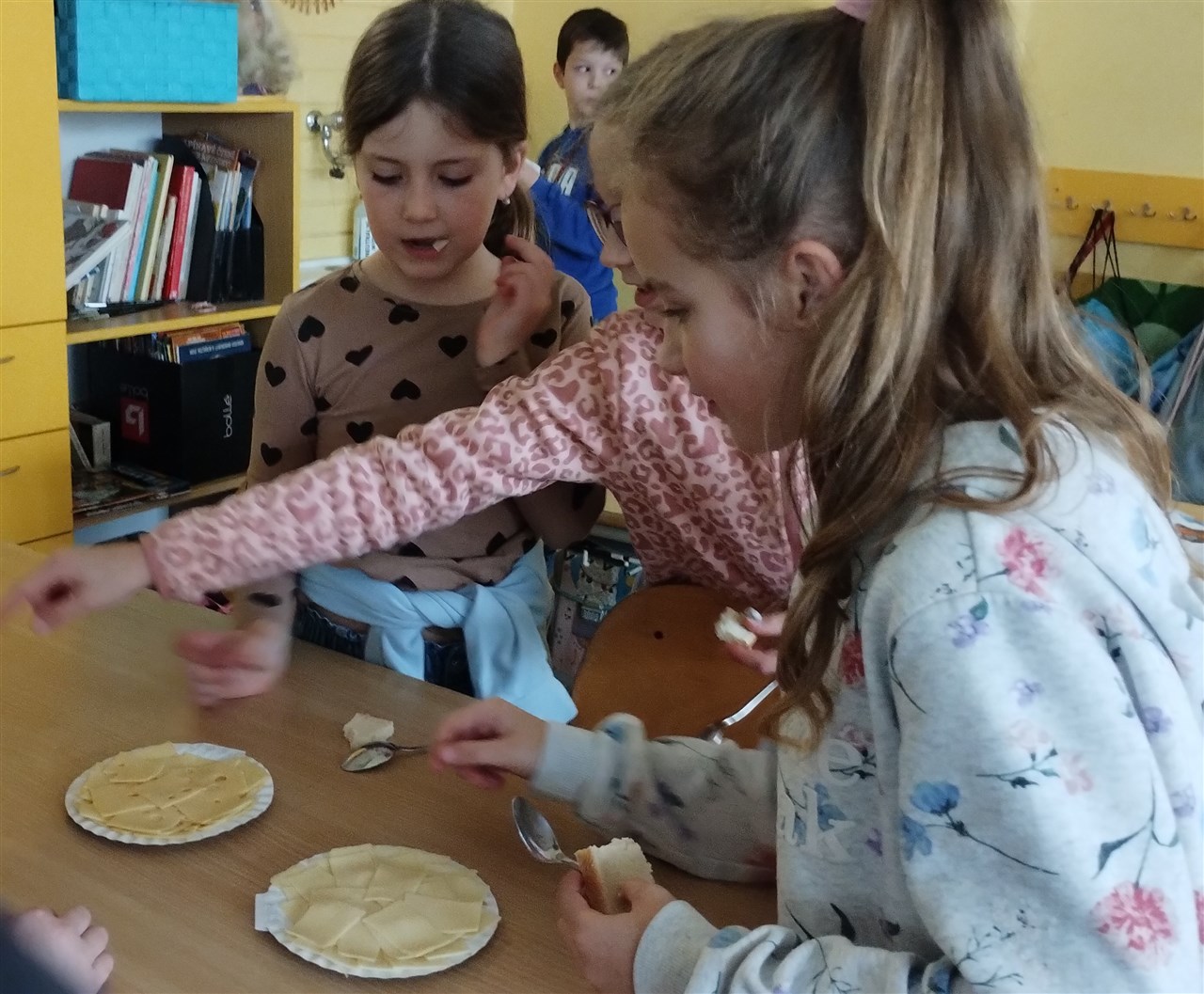 Pečlivé ochutnávání jednotlivých druhů sýrů 