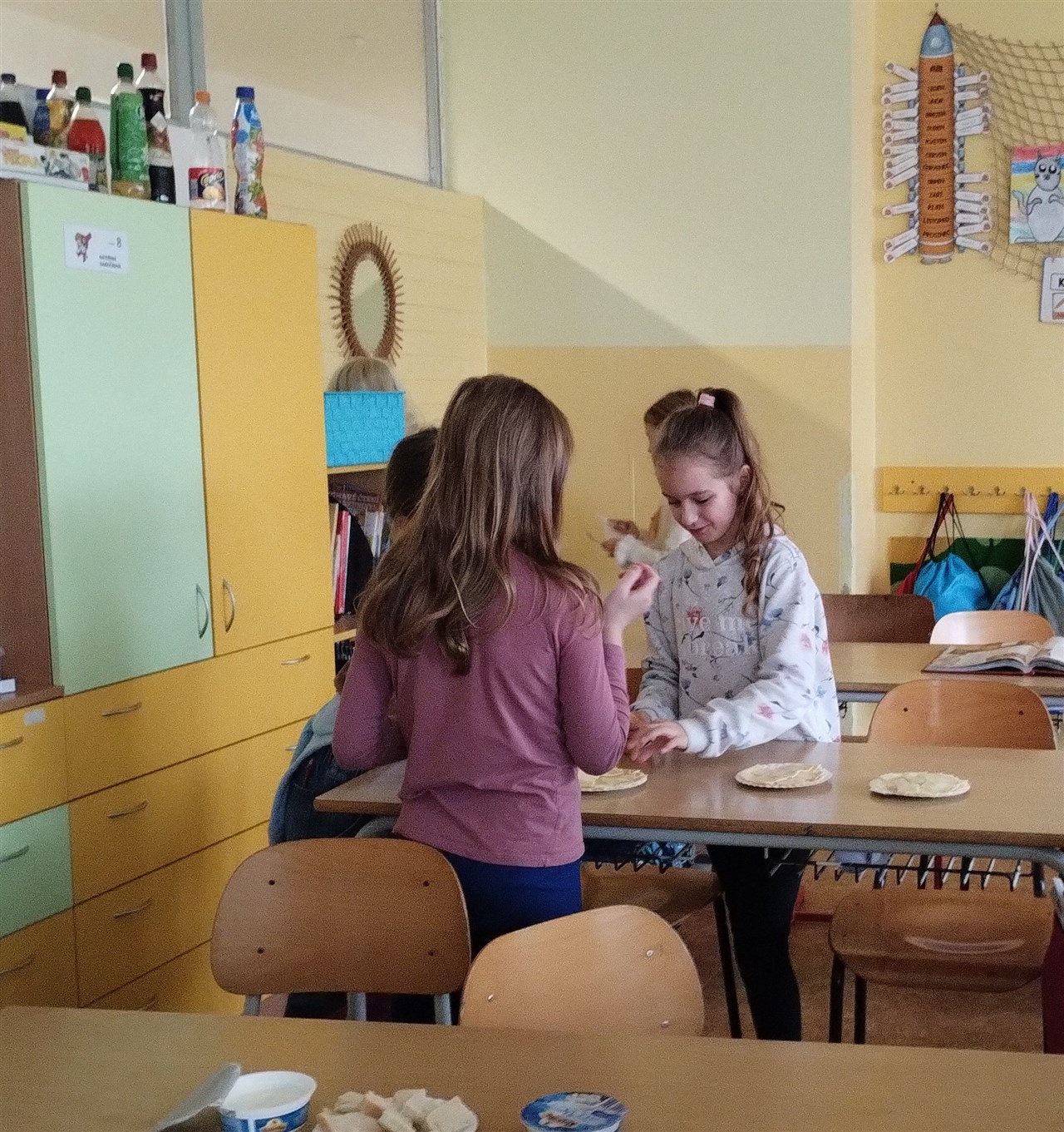 Pečlivé ochutnávání jednotlivých druhů sýrů 