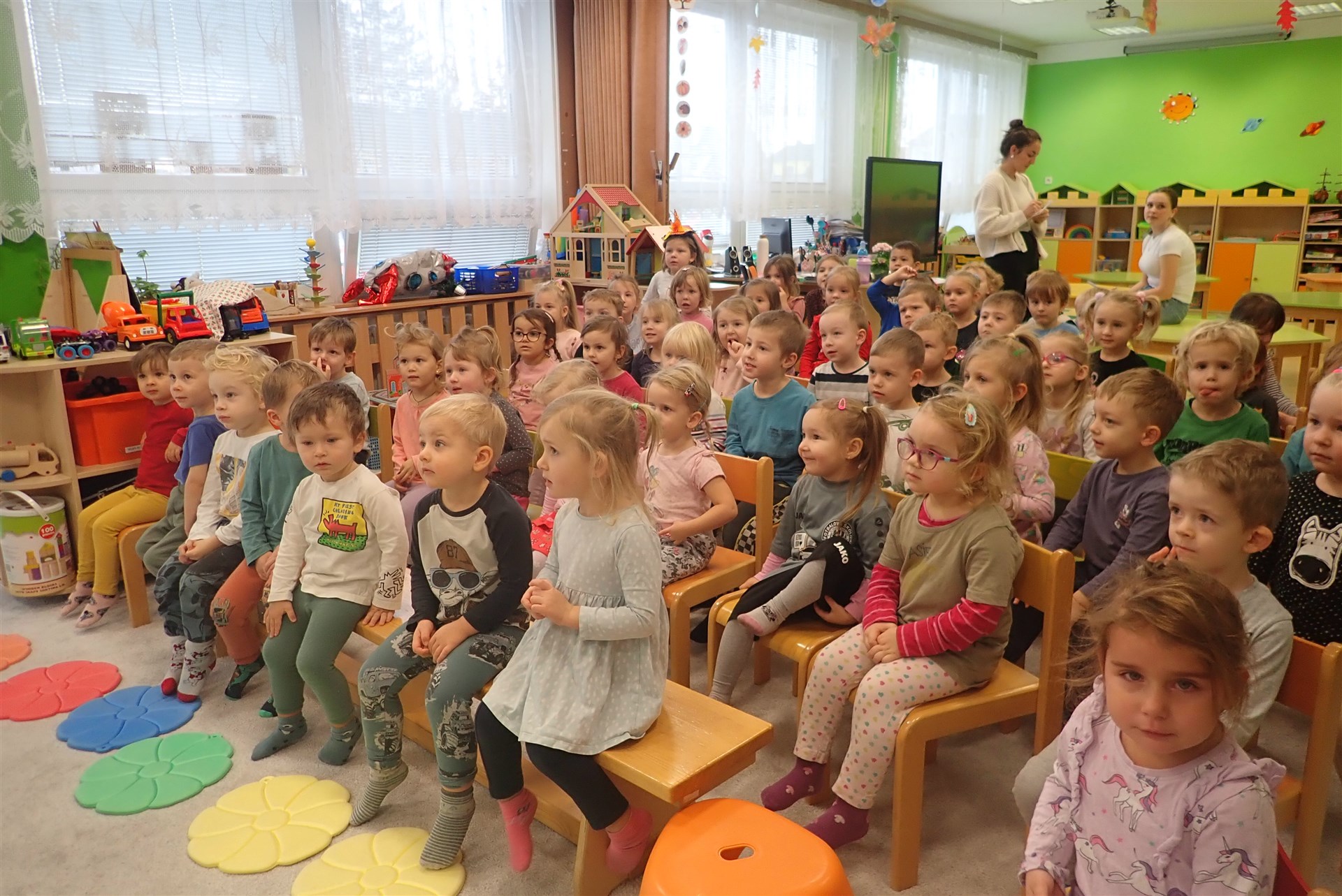 Divadélko U dvou sluncí - Pohádka o sněhuláčcích, Bambulkovi a Zlobílkovi. O Ježíškovi - zpěv vánočních koled.